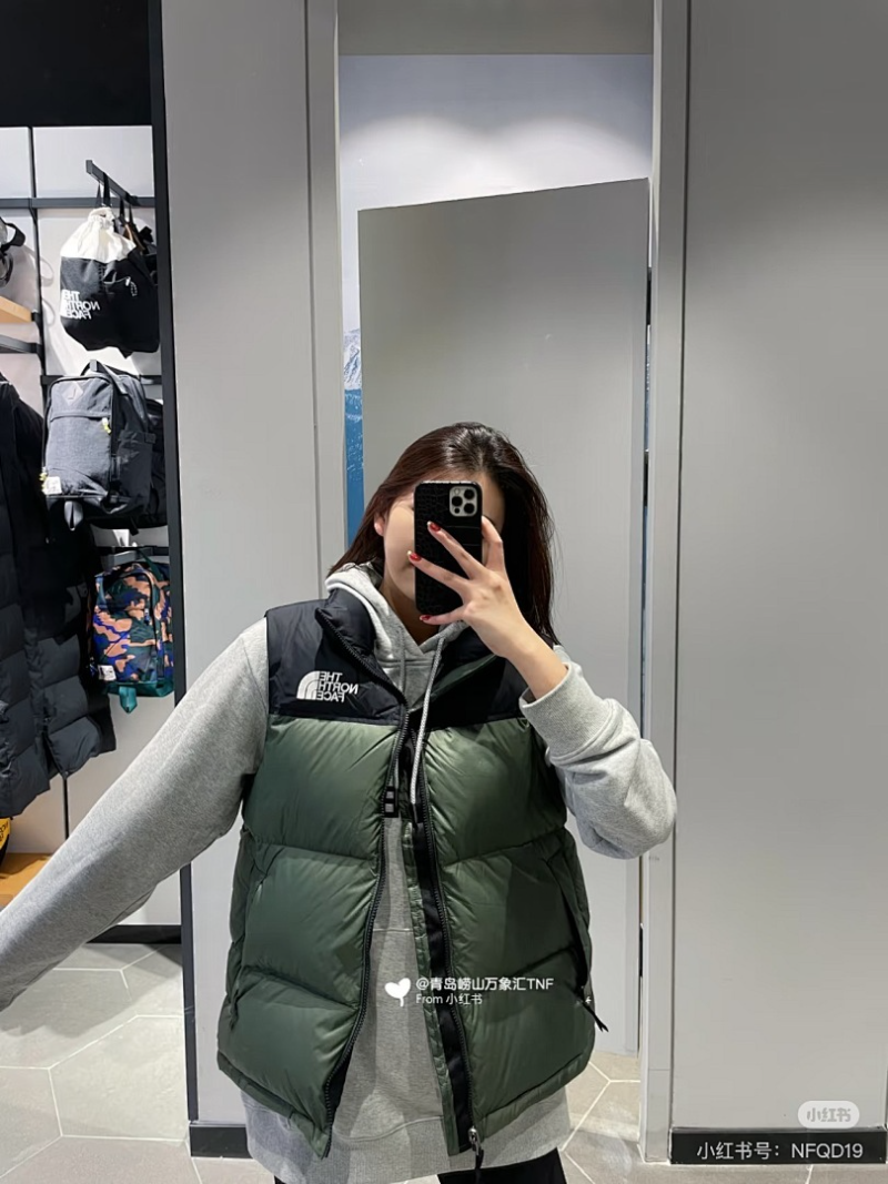 110429  Men's and women's classic high and full embroidered logo down vest clothes on the north side